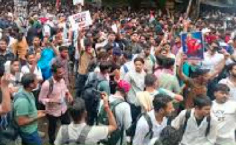 जंतर-मंतर पर युवाओं का प्रदर्शन जारी, बड़ी संख्या में जुटे प्रदर्शनकारी