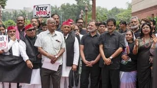 काले कपड़ों में संसद पहुंचे विपक्षी सांसद, छात्रों के मुद्दे पर सरकार के खिलाफ जताया विरोध