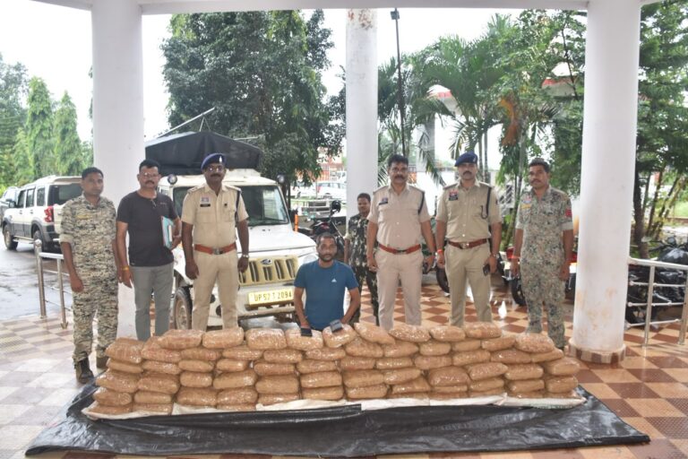 (जगदलपुर/नगरनार (बस्तर)) बस्तर पुलिस की बड़ी कार्रवाई: उड़ीसा से यूपी जा रहे 1.07 करोड़ के 214 किलो गांजा के साथ एक आरोपी गिरफ्तार, वाहन जब्त