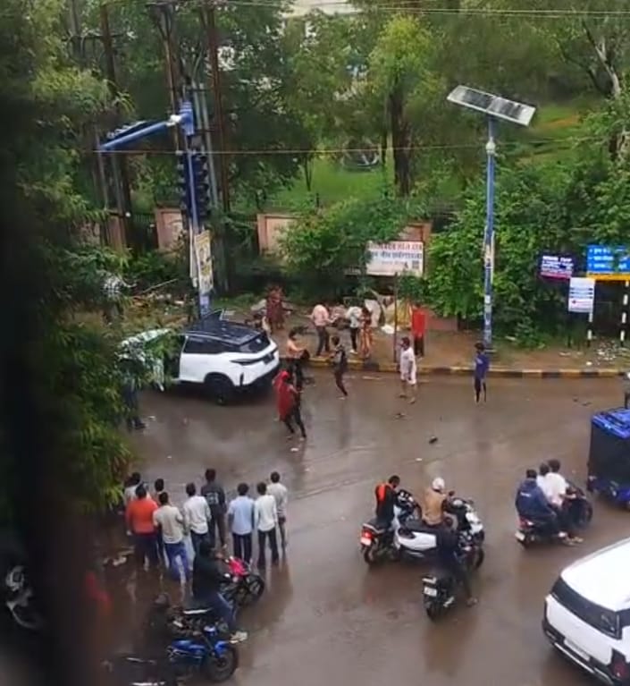 (रायपुर) राजधानी में दिनदहाड़े कारोबारी पर जानलेवा हमला, सोने की चेन लूटकर फरार