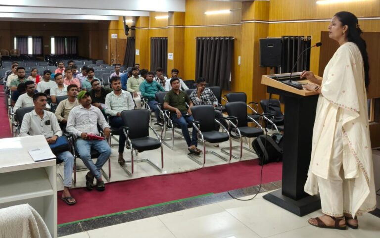 (दुर्गं) वीएलई को श्रमिक डेटा अपडेट और ई-केवाईसी का दिया गया प्रशिक्षण