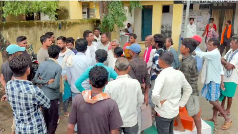 (गरियाबंद) कोटवार नियुक्ति को लेकर गरियाबंद में बवाल, 100 से अधिक ग्रामीणों ने तहसील कार्यालय का किया घेराव