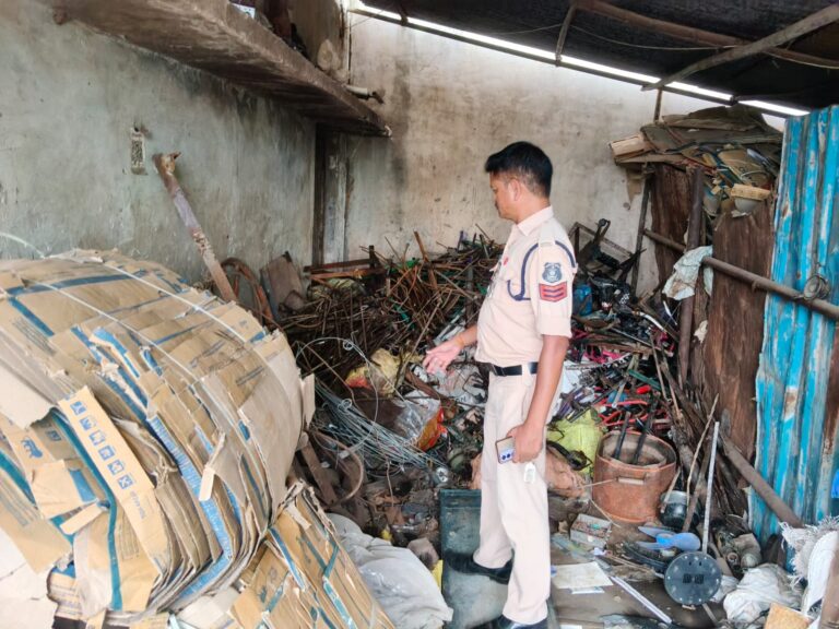 (बलौदाबाजार) बलौदाबाजार में कबाड़ी दुकानों पर पुलिस की औचक जांच, दस्तावेज खंगाले, चोरी का माल खरीदने पर दी सख्त चेतावनी