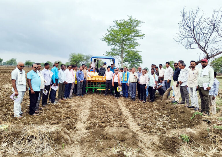 (धमतरी) अल्प वर्षा की चुनौती से निपटने कृषक मित्रों को दिया गया प्रशिक्षण