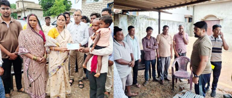(कोरबा) पीडि़त परिवार से मिली महापौर व आयुक्त, बधाया ढाढस, हरसंभव सहयोग का दिलाया भरोसा, दिया 01 लाख रू. की अनुग्रह राशि चेक