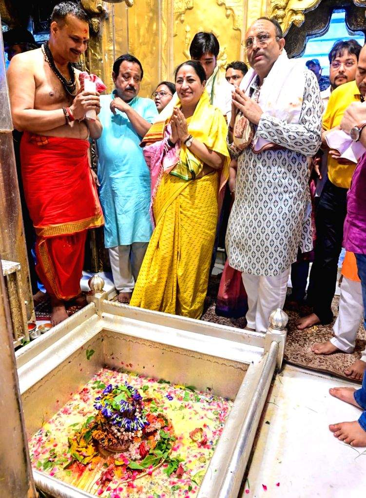 बनारस में दिल्ली की मुख्यमंत्री रेखा गुप्ता, जन्मदिन पर लिया बाबा विश्वनाथ का आशीर्वाद
