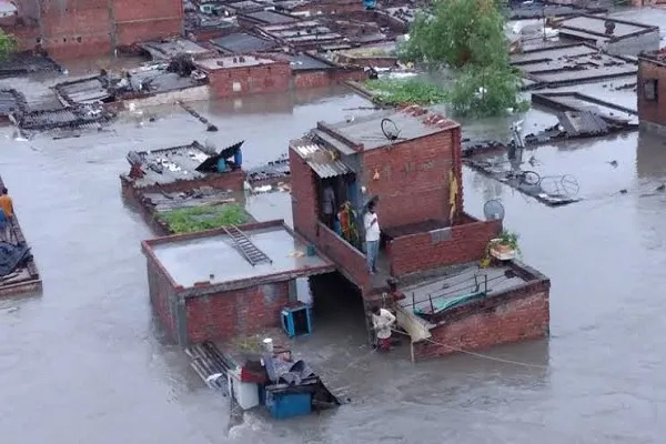 नैनीताल में बारिश का कहर: 119 मिमी वर्षा से 22 सड़कें बंद, झील का जलस्तर बढ़ा, भूस्खलन से मची दहशत