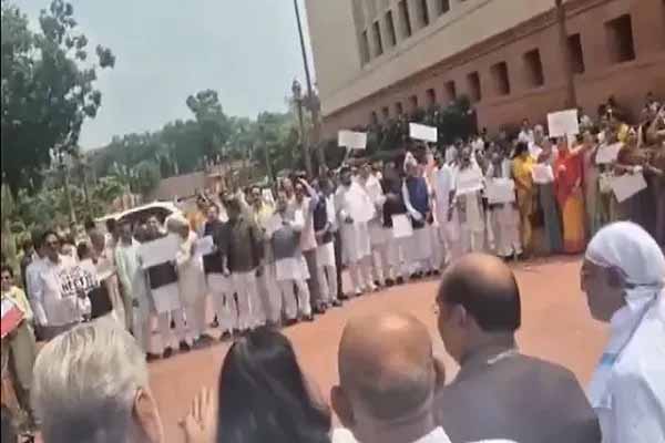 संसद परिसर में पेपर लीक पर सियासी टकराव, प्रदर्शन के दौरान आमने-सामने आए NDA और विपक्षी सांसद; जमकर नारेबाजी
