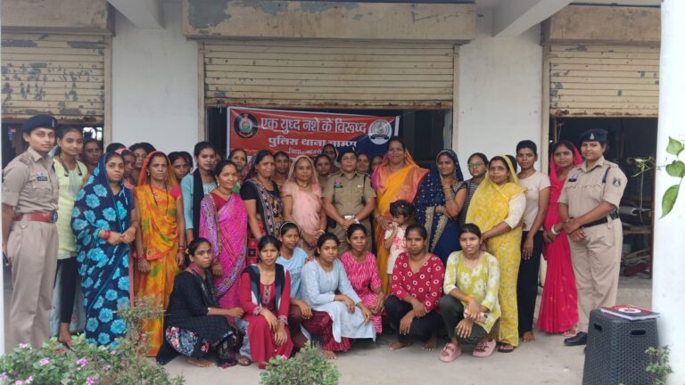 (जांजगीर-चांपा) जांजगीर में बुनकर महिलाओं के बीच पहुंचीं सीएसपी योगिताबाली खापर्डे, नशामुक्ति और साइबर सुरक्षा का दिया संदेश