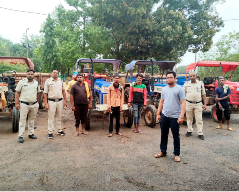 (धमतरी) अवैध रेत परिवहन पर राजस्व एवं खनिज विभाग की संयुक्त कार्रवाई, 8 ट्रैक्टर जब्त