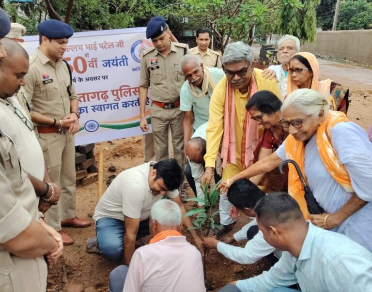 (कांकेर) सरदार पटेल की 150वीं जयंती पर अंतागढ़ पुलिस का जनजागरूकता अभियान, वरिष्ठ नागरिकों का सम्मान और विद्यार्थियों को किया जागरूक