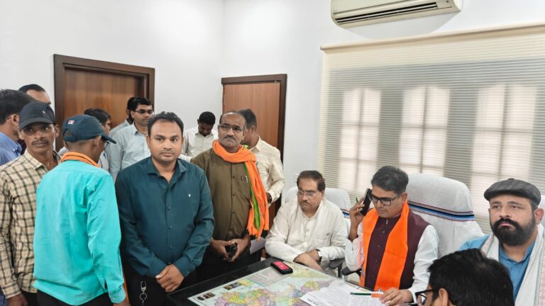 (रायपुर) सहयोग केन्द्र में वित्त मंत्री ओ.पी. चौधरी ने किया कार्यकर्ताओं से संवाद