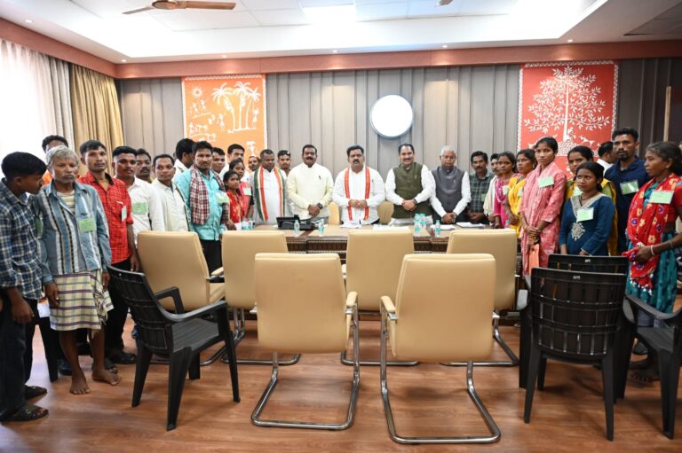 (रायपुर) उप मुख्यमंत्री विजय शर्मा ने नक्सल प्रकरणों की वापसी को लेकर बस्तर के युवाओं से की मुलाकात