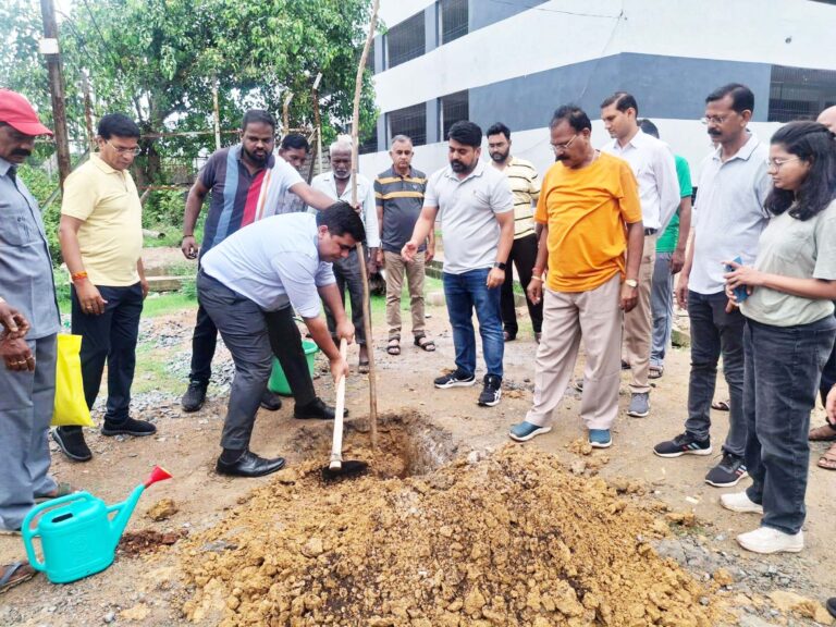 (कोरबा) ÓÓ एक पेड मॉं के नाम ÓÓ कलेक्टर, आयुक्त सहित अधिकारियों ने मल्टीलेवल पार्किंग के समीप किया वृक्षारोपण