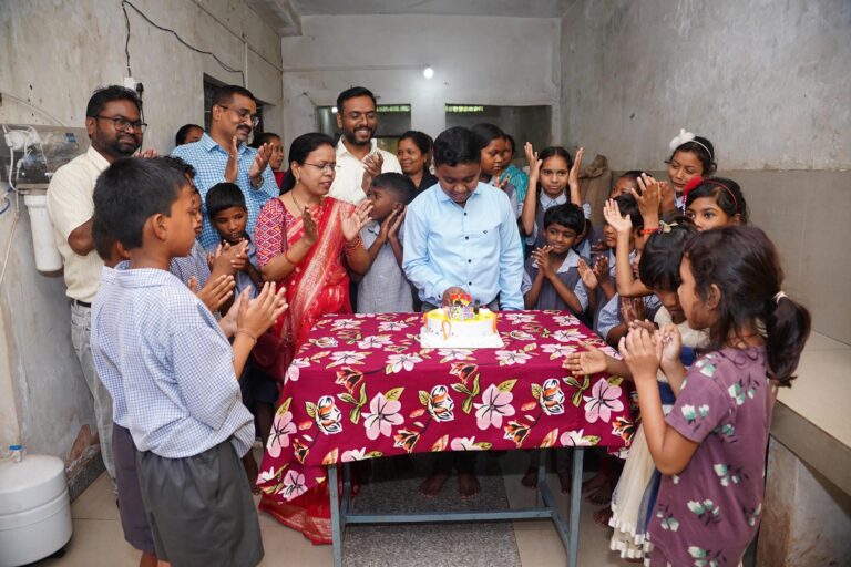(जशपुरनगर) बच्चों के लिए न्योता भोजन के साथ खेल सामग्री, कापी, पेन, और उपहार सामग्री भेंट