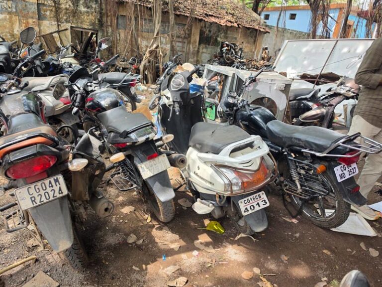 (रायपुर) रायपुर पुलिस के हत्थे चढ़ा हिस्ट्रीशीटर वाहन चोर, चोरी की 3 बाइक सहित 4 दोपहिया वाहन जब्त