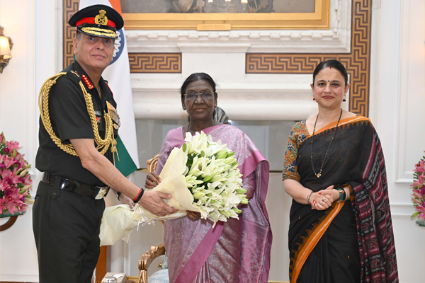 तीनों सेनाओं की सर्वोच्च कमांडर राष्ट्रपति द्रौपदी मुर्मु से मिले थलसेना प्रमुख