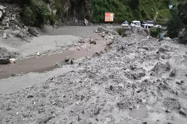 उत्तराखंड में लगातार बारिश से भूस्खलन, बद्रीनाथ राष्ट्रीय राजमार्ग सहित कई प्रमुख मार्ग ठप