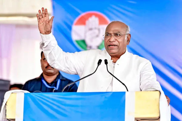 (नई दिल्ली)जंतर-मंतर पर झड़प से आहत खडग़े ने जन्मदिन नहीं मनाने का किया ऐलान, कहा-हमारे बच्चे न्याय के हकदार