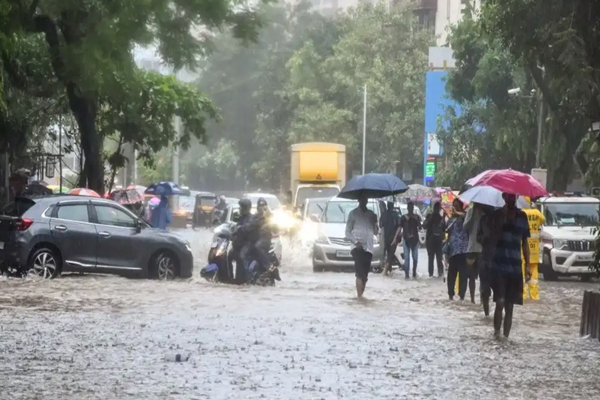 मुंबई में प्राइवेट ऑफिस को वर्क फ्रॉम होम का निर्देश, 16 ट्रेनें रद्द 9 का डायवर्जन