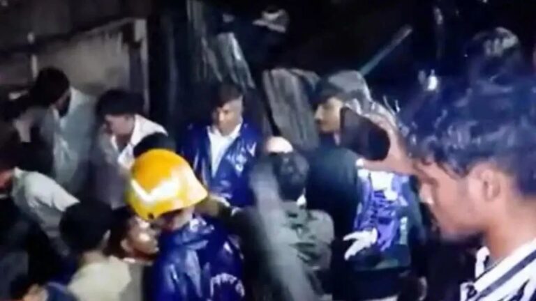 मुंबई के मानखुर्द में भारी बारिश के बीच बड़ा हादसा, तीन मंजिला बिल्डिंग का हिस्सा गिरने से छह की मौत