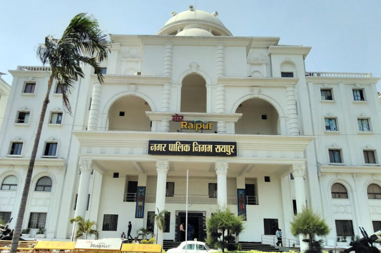 (रायपुर) नगर निगम के खिलाफ ठेकेदारों का हल्लाबोल, भुगतान और कमीशनखोरी के आरोपों पर काम बंद कर प्रदर्शन