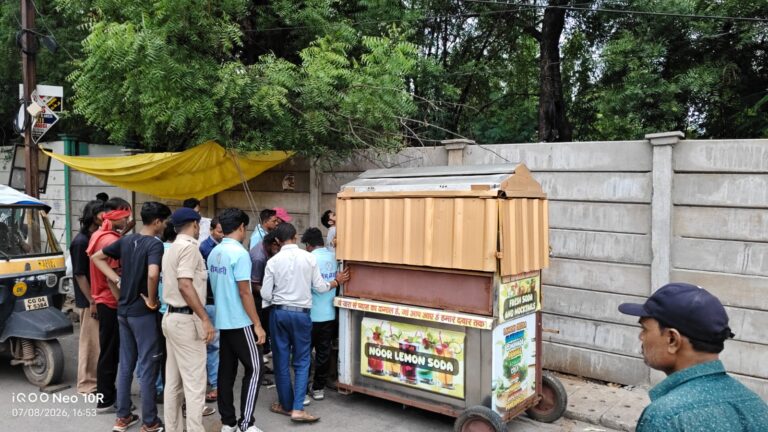(रायपुर) टीम प्रहरी अभियान अंतर्गत टिकरापारा के पास मुख्य मार्ग में अवैध कब्जे हटाने अभियान चलाकर लगभग 6 ठेलो को हटाया गया