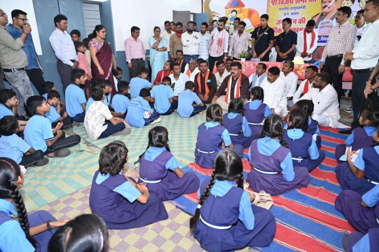 (रायपुर) जन्मदिन पर उप मुख्यमंत्री विजय शर्मा ने मुखबधिर विद्यालय पहुंचकर बच्चों संग बांटी खुशियां