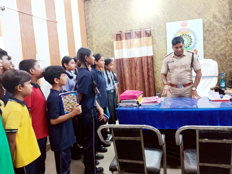 (रायगढ़) थाना भ्रमण पर पहुंचे स्कूली छात्र, रायगढ़ पुलिस ने सिखाया कानून, साइबर सुरक्षा और पुलिसिंग का पाठ