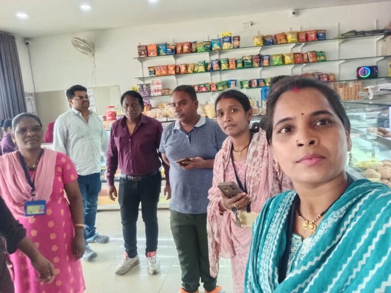 (रायपुर) नगर निगम जोन 10 स्वास्थ्य विभाग ने डुंडा बोरिया स्थित देवी स्वीट्स एंड रेस्टोरेंट की स्वच्छता व्यवस्था का किया औचक निरीक्षण