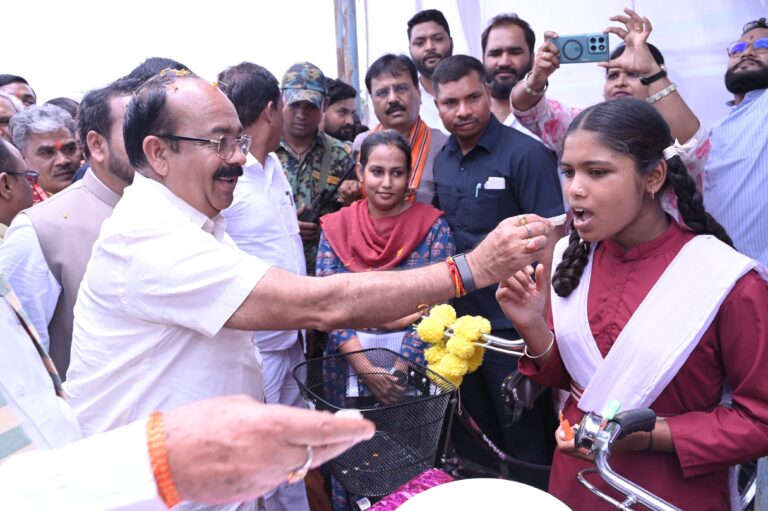 (रायपुर) उप मुख्यमंत्री अरुण साव ने शाला प्रवेश उत्सव में बच्चों को तिलक लगाकर कराया शाला प्रवेश