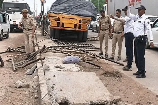 दर्दनाक सड़क हादसा : बेकाबू ट्रॉले ने परिवार को रौंदा, तीन बच्चों समेत 4 की मौत