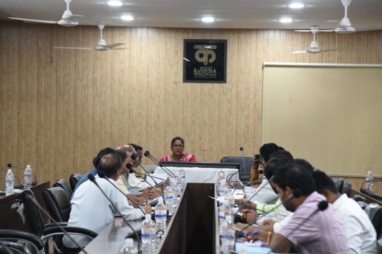 (कोण्डागांव)कलेक्टर ने निर्माण कार्यों की विस्तृत समीक्षा की, गुणवत्ता और समय-सीमा के पालन के दिए निर्देश