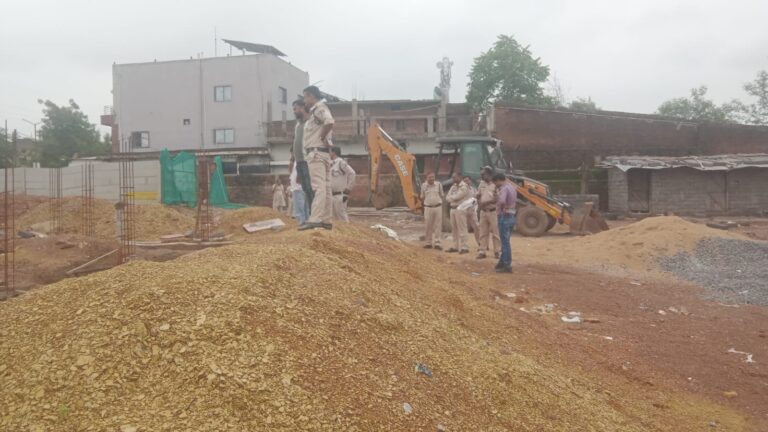 (रायपुर) मानसपुरम में अवैध प्लाटिंग क्षेत्र के अंतर्गत लगभग 2000 वर्गफीट क्षेत्र में किये जा रहे अवैध व्यवसायिक निर्माण को हटाने कार्रवाई की, 12 अवैध कॉलम तोड़े