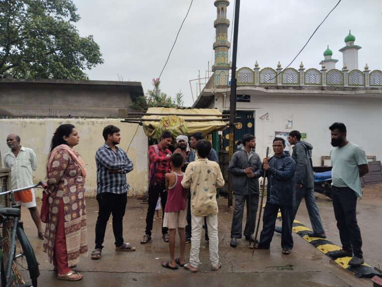 (रायपुर) निगम जोन 3 ने वार्ड 48 क्षेत्र में काशीराम नगर गली नम्बर 1 में नाली के प्रवाह को रोकने किये गए कई वर्ष पुराने लगभग 23 अवैध कब्जोँ को तोड़ा
