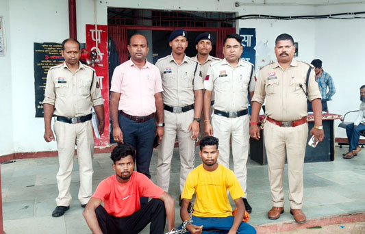 (बलरामपुर-रामानुजगंज) जमीन विवाद में शिक्षक की हत्या का खुलासा: दो आरोपी गिरफ्तार, हथौड़ा और चाकू बरामद