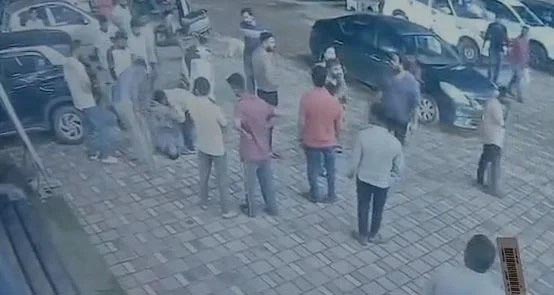 (जगदलपुर) कार पार्किंग विवाद में बुजुर्ग सिक्योरिटी गार्ड से मारपीट, सीसीटीवी वीडियो वायरल