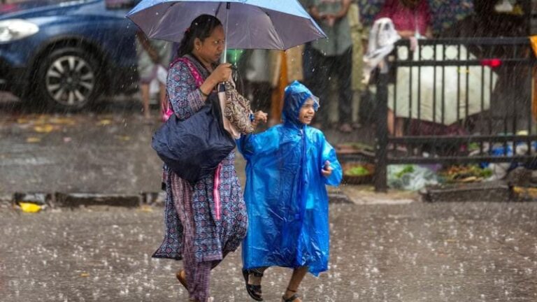 मूसलाधार बारिश से महाराष्ट्र बेहाल, मुंबई-ठाणे सहित छह जिलों में छुट्टी