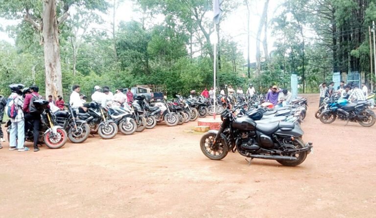(सरगुजा) मैनपाट में बाइकर गैंग पर पुलिस का शिकंजा: 60 बाइक जब्त, मॉडिफाइड साइलेंसर और तेज रफ्तार पर बड़ी कार्रवाई