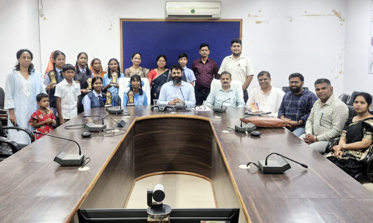 (जशपुर) कलेक्टर रोहित व्यास ने विद्यार्थी विज्ञान मंथन स्टेट लेवल कैंप रायपुर में शिरकत किए 7 विद्यार्थियों को किया सम्मानित