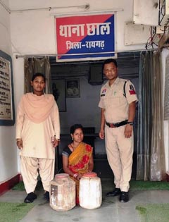 (रायगढ़) ऑपरेशन ‘आघातÓ के तहत बड़ी कार्रवाई, 30 लीटर महुआ शराब के साथ महिला गिरफ्तार