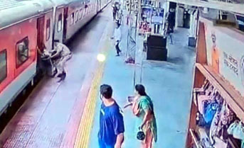 (राजनांदगांव) चलती ट्रेन में चढ़ना पड़ा भारी, RPF जवान की सतर्कता से बची यात्री की जान