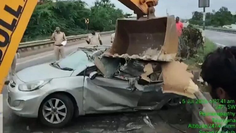 तेलंगाना में बस की टक्कर से कार सवार 4 लोगों की मौत, एक घायल