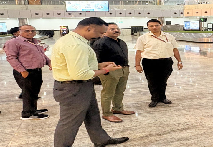 (रायपुर) भारत सरकार के पर्यटन मंत्रालय के अतिरिक्त सचिव एवं महानिदेशक सुमन बिल्ला का रायपुर एयरपोर्ट पर हुआ आत्मीय स्वागत
