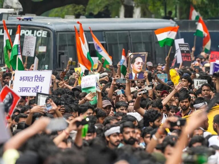 पेपर लीक विवाद: सरकार ने बातचीत का दावा किया, प्रदर्शनकारी संगठन अपनी मांगों पर कायम