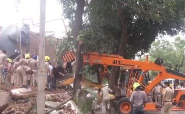 इंडस्ट्रियल एरिया फेज-2 में निर्माणाधीन दो मंजिला इमारत ढही, 5 मजदूर सुरक्षित निकाले गए, दो कारोबारियों की मौत