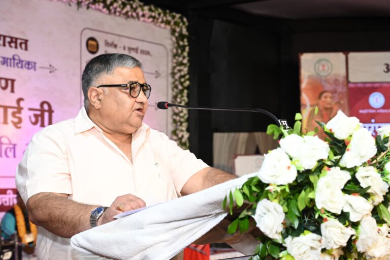 (रायपुर) पद्म- और राज्य अलंकरण से सम्मानित कलाकारों, साहित्यकारों तथा संस्कृति जगत की विभूतियों ने मुक्तकाश मंच से पद्मविभूषण डॉ. तीजन बाई दी भावभीनी श्रद्धांजलि