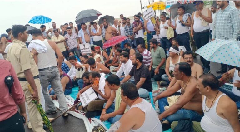 (रायपुर) 2200 करोड़ के भुगतान को लेकर ठेकेदारों का विधानसभा घेराव, नवा रायपुर में अर्धनग्न प्रदर्शन