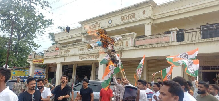 (दंतेवाड़ा) जांच एजेंसियों के कथित दुरुपयोग के विरोध में कांग्रेस का प्रदर्शन, दंतेवाड़ा में पीएम और सीएम का पुतला फूंका
