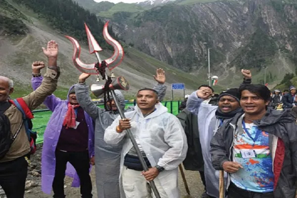 बाबा बर्फानी के दर्शनों को उमड़ा आस्था का सैलाब, अमरनाथ यात्रा ने पकड़ी रफ्तार; तीसरा जत्था हुआ रवाना